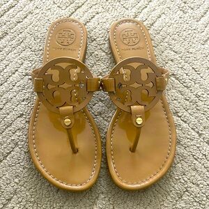 Tory Burch Knotted Miller Leather Thong Sandal Beige Large Logo Size 7.5 M